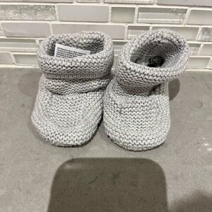 Baby gap Gray Knit Baby Booties 6-12m